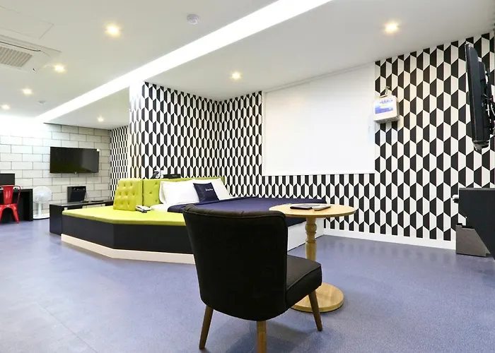 Hotel Home 3*